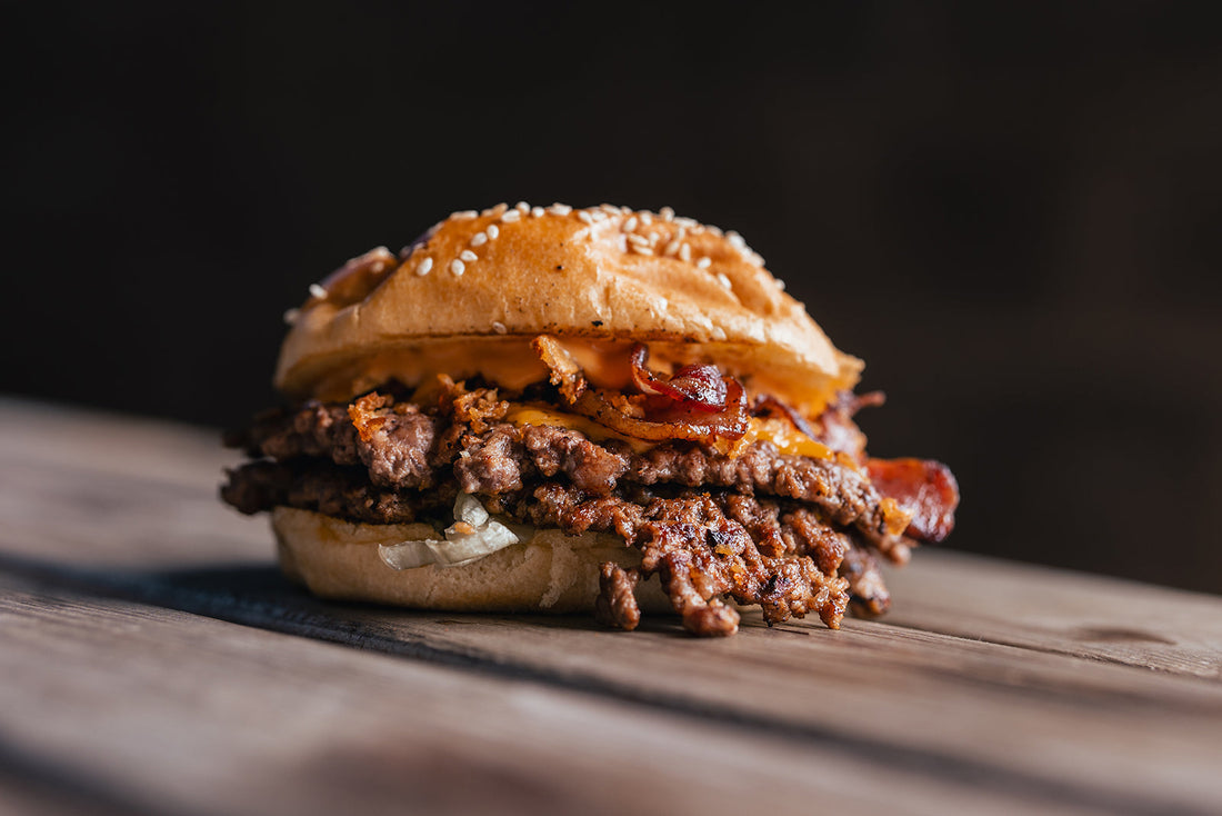 Hamburger Low Carb con bacon croccante, cheddar e Salsa Crispy