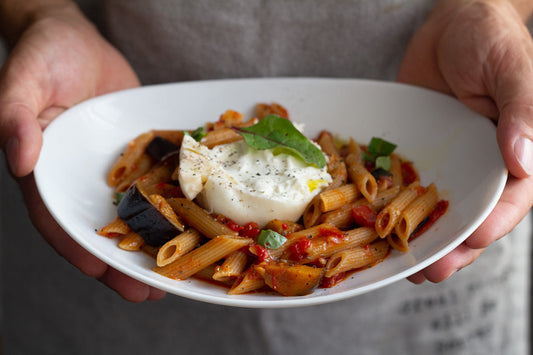 Penne Low Carb con pomodoro, stracciatella e basilico