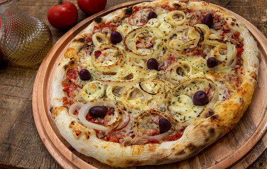 Pizza Low Carb con tonno, cipolla e olive