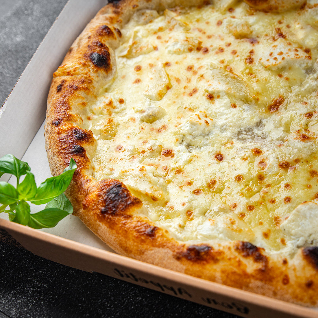 Pizza low carb bianca con rucola e scaglie di Parmigiano