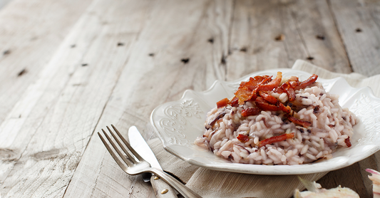 Risoni Low Carb freddi con bacon croccante, robiola, rucola e capperi