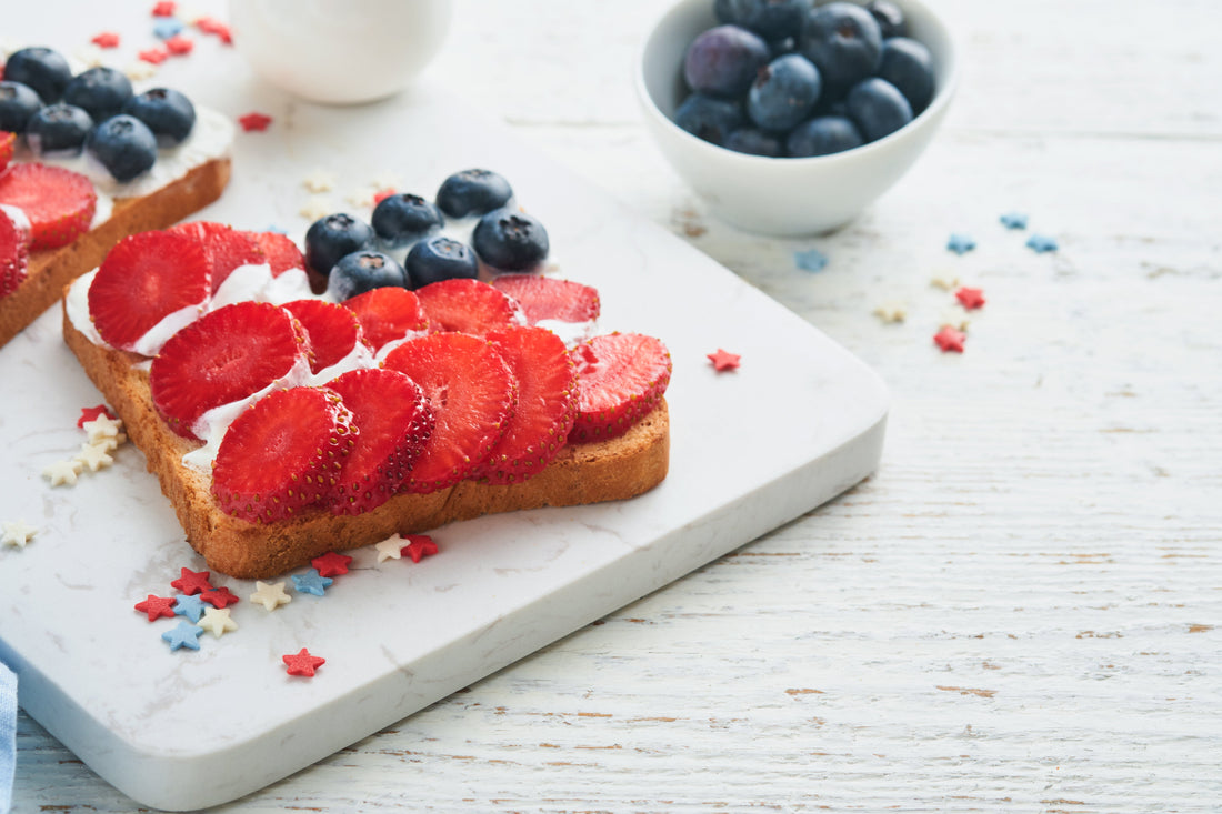 Fette Biscottate Low Carb con crema al mascarpone, fragole e mirtilli