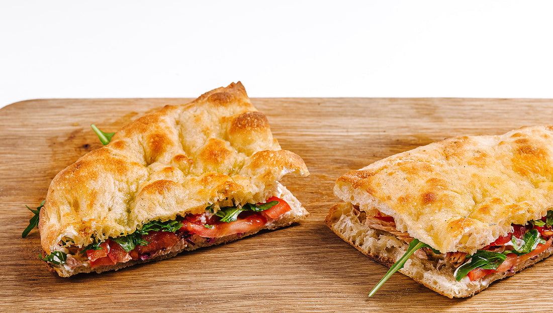 Focaccia Low Carb con tonno, pomodoro, rucola e stracciatella
